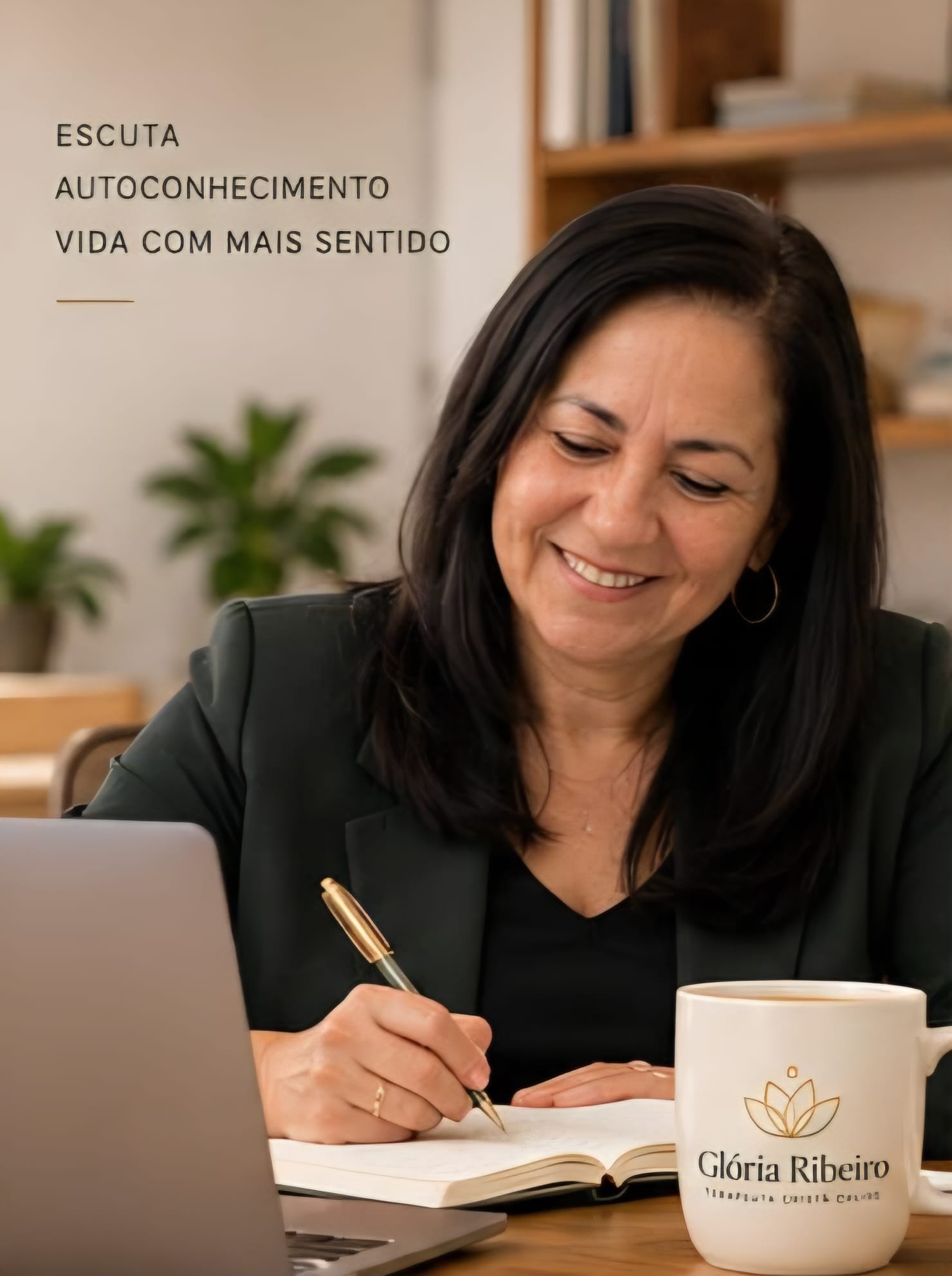 Glória Ribeiro, terapeuta cristã online, a escrever no seu caderno no Barreiro, Setúbal